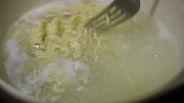 Quick fix, boiling instant noodles