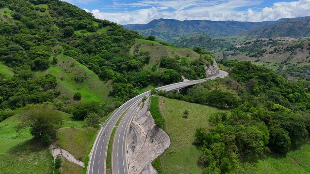 Video a&eacute;reo cerca a la Quebrada Sinifan&aacute; en el que observa un trayecto de la nueva v&iacute;a conocida como "Conexi&oacute;n Pac&iacute;fico" que comunica a Medell&iacute;n con el municipio de La Pintada