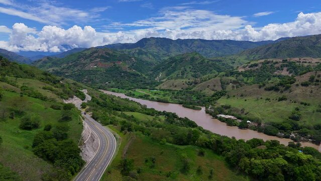 Video a&eacute;reo cerca a la Quebrada Sinifan&aacute; en el que observa un trayecto de la nueva v&iacute;a conocida como "Conexi&oacute;n Pac&iacute;fico" que comunica a Medell&iacute;n con el municipio de La Pintada