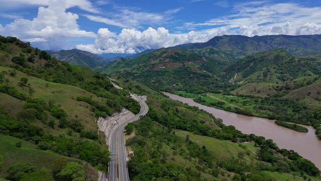 Video a&eacute;reo cerca a la Quebrada Sinifan&aacute; en el que observa un trayecto de la nueva v&iacute;a conocida como "Conexi&oacute;n Pac&iacute;fico" que comunica a Medell&iacute;n con el municipio de La Pintada