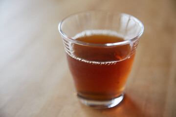 グラスに注がれた烏龍茶