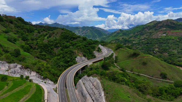 Video a&eacute;reo cerca a la Quebrada Sinifan&aacute; en el que observa un trayecto de la nueva v&iacute;a conocida como "Conexi&oacute;n Pac&iacute;fico" que comunica a Medell&iacute;n con el municipio de La Pintada