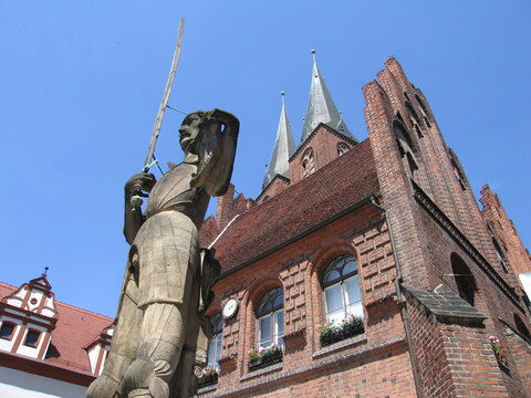 Roland vor dem Rathaus von Stendal