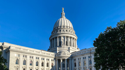 Naklejka premium Wisconsin State Capitol Building Against Blue Sky