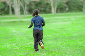 芝の上を走る女性