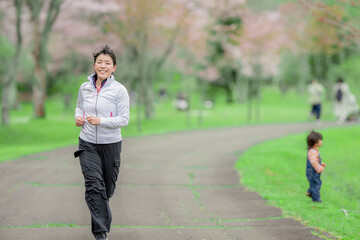 笑顔で走る若い女性