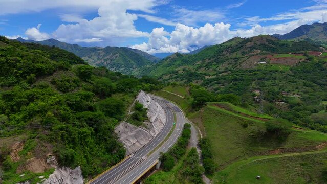 Video a&eacute;reo cerca a la Quebrada Sinifan&aacute; en el que observa un trayecto de la nueva v&iacute;a conocida como "Conexi&oacute;n Pac&iacute;fico" que comunica a Medell&iacute;n con el municipio de La Pintada