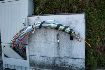 Ausbau des Highspeed Internets in Deutschland - Kabelstrang aus Glasfaserkabeln aus einem...