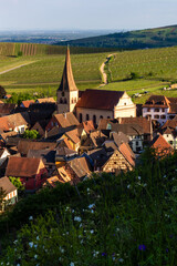 Niedermorschwihr : L'église au clocher atypique, veillant sur les vignobles des Vosges alsaciennes