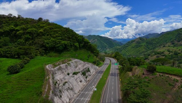 Video a&eacute;reo cerca a la Quebrada Sinifan&aacute; en el que observa un trayecto de la nueva v&iacute;a conocida como "Conexi&oacute;n Pac&iacute;fico" que comunica a Medell&iacute;n con el municipio de La Pintada