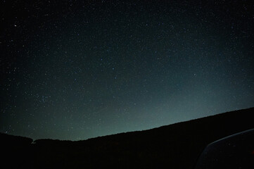 星空と山のシルエットが映える静かな夜景