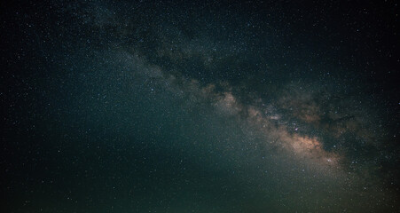 Fototapeta premium 壮大な天の川の夜空、星々が輝く宇宙