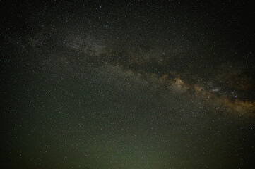 壮大な天の川の夜空、星々が輝く宇宙