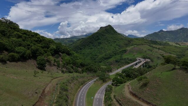 Video a&eacute;reo cerca a la Quebrada Sinifan&aacute; en el que observa un trayecto de la nueva v&iacute;a conocida como "Conexi&oacute;n Pac&iacute;fico" que comunica a Medell&iacute;n con el municipio de La Pintada
