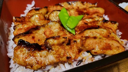 豚トロの特製ソース丼