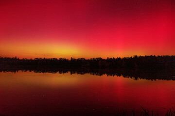 aurora, the strongest in 20 years in central Europe, over the surface of the pond