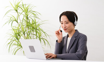  若い女性のオペレーター　ビジネスイメージ
