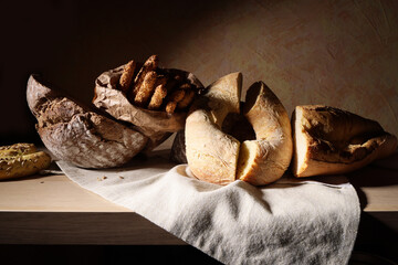 Dal panettiere, still life con vari tipi di pane in primo piano