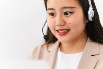 若い女性のオペレーター　ビジネスイメージ