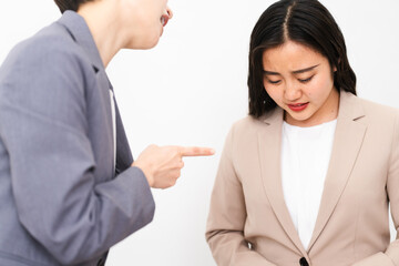 ビジネススーツを着た2人の女性　ビジネスイメージ