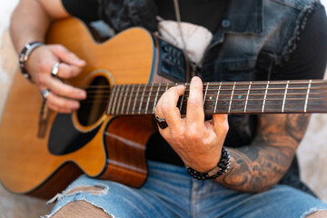 Obraz premium Closeup of the hands of a rock guitarist