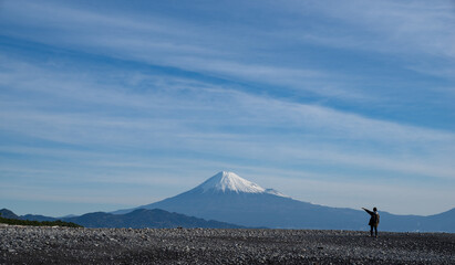 砂浜と美しい富士山
