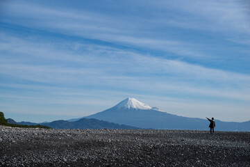 砂浜と美しい富士山