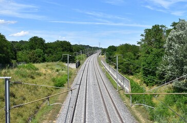 Ligne de train à grande vitesse dans la campagne française.