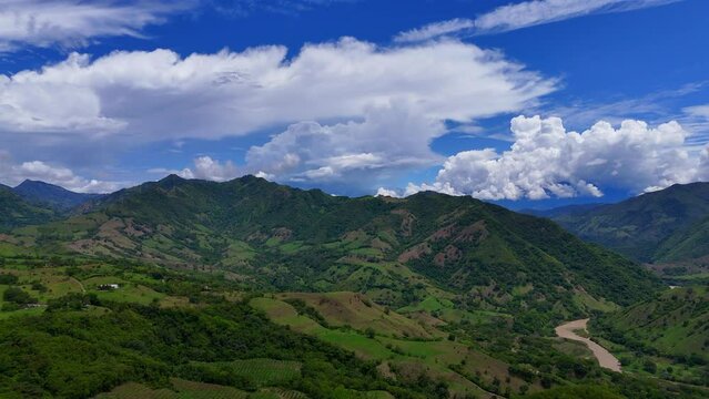  Video a&eacute;reo cerca a Bolombolo  en el que observan las monta&ntilde;as del suroeste de Antioquia que cubren el T&uacute;nel de Mulatos


