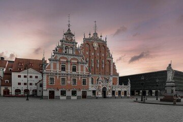 Obraz premium Beautiful purple sunset sky over the old town square of Riga, Latvia
