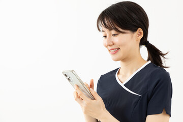 スマホを操作する美容スタッフ02