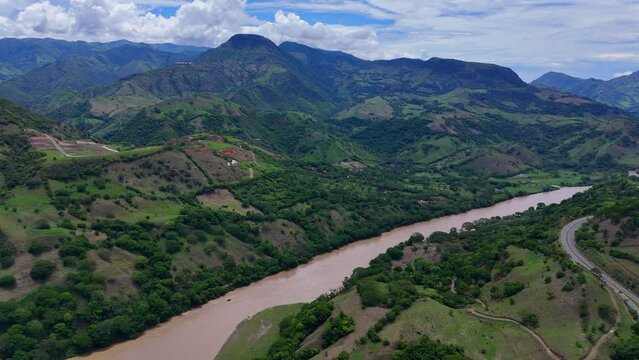 Video a&eacute;reo cerca a Bolombolo en el que observan el r&iacute;o Cauca en el suroeste de Antioquia cerca a Pe&ntilde;a Lisa  y al T&uacute;nel de Mulatos
