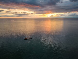 Obraz premium Aerial view of a boat in the sea at sunset at Siquijor, Philippines