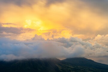 Obraz premium Scenic view of Camiguin sunset in the Philippines