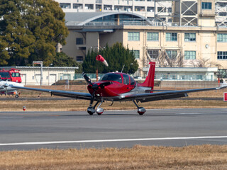 八尾空港に着陸する軽飛行機