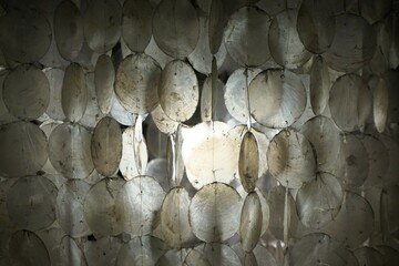 Silberne runde kleine hängende  Paletten mit weißem Licht in der Mitte 