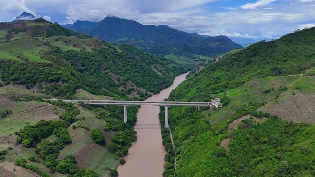Video a&eacute;reo cerca a Bolombolo en el que observan el r&iacute;o Cauca en el suroeste de Antioquia cerca a Pe&ntilde;a Lisa  y al T&uacute;nel de Mulatos