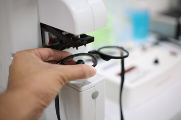 hand holding a glasses 