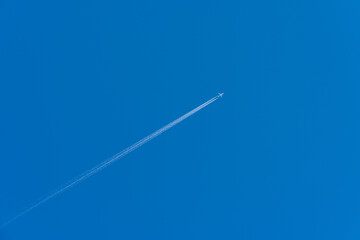 青空に伸びる飛行機雲