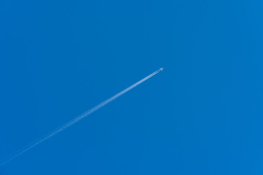 青空に伸びる飛行機雲 - Powered by Adobe