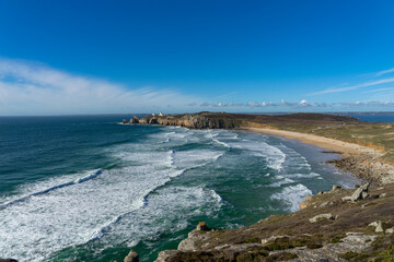 La plage de Pen Hat offre une vue panoramique envoûtante sur la mer d'Iroise, où les eaux turquoises scintillent sous un ciel bleu, tandis que l'écume blanche danse sur les vagues.