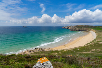 Sur la presqu'île de Crozon en Bretagne, l'anse de Pen Hat dévoile une plage magnifique bordée par des eaux turquoises.
