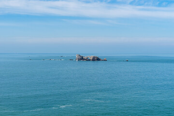Le rocher du Lion émerge dans l'anse de Pen Hat, au milieu de la mer d'Iroise, sur la presqu'île de Crozon.
