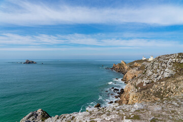 Les falaises de la pointe de Pen Hat dominent majestueusement la mer d'Iroise sur la presqu'île de Crozon.