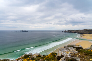 L'anse de Pen Hat, sur la presqu'île de Crozon en Bretagne, révèle sa plage bordée par des eaux turquoise éclatantes.