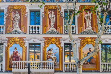 Ein mit antiken Motiven bemalte Fassade an einem Haus in Barcelona, Spanien