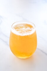 きめ細かい泡が立った、よく冷えたビールのグラス
