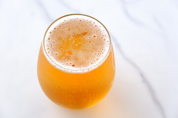 きめ細かい泡が立った、よく冷えたビールのグラス
