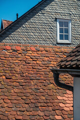 Dachfenster, Hausgiebel mit Schiefer und Dachziegel