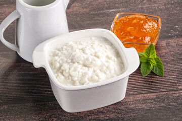 Grain curd with cream and jam